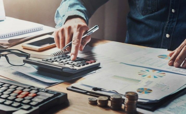 The relationship between the type of auditor's opinion and the types of audit report clauses with information asymmetry in the stock market